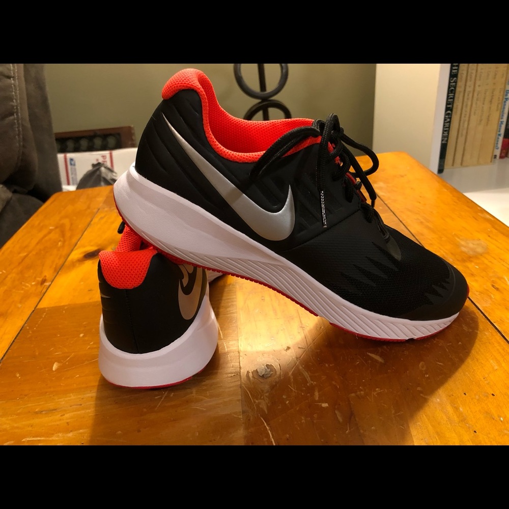 Nike Brand New! Boys Size 6Y black sneaker
